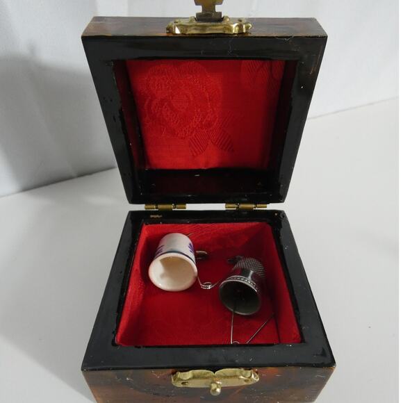 Vintage Small Keepsake/Jewelry Box Hinged Art Work Lined - Picture 3 of 4